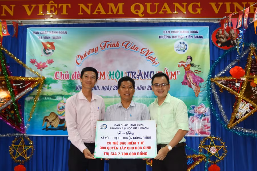 Trường ĐH Kiên Giang trao bảng quà tặng cho đại diện xã Vĩnh Thạnh, huyện Giồng Riềng, Kiên Giang.