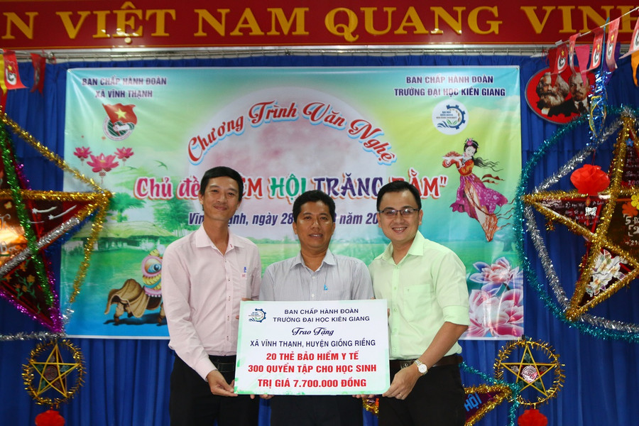 Trường ĐH Kiên Giang trao bảng quà tặng cho đại diện xã Vĩnh Thạnh, huyện Giồng Riềng, Kiên Giang. Trường ĐH Kiên Giang trao bảng quà tặng cho đại diện xã Vĩnh Thạnh, huyện Giồng Riềng, Kiên Giang.
