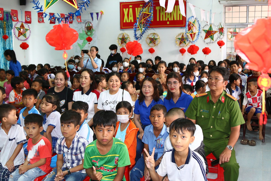 Các em thiếu nhi hào hứng tham gia Chương trình Trung thu yêu thương. Các em thiếu nhi hào hứng tham gia Chương trình Trung thu yêu thương.