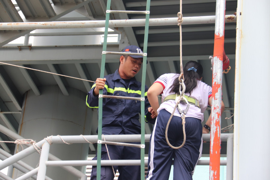 Trải nghiệm thoát nạn bằng đệm hơi, bằng thang dây, di chuyển thoát nạn trong môi trường nhiều khói, thực hành kỹ năng sơ cấp cứu và di chuyển người bị nạn, thực hành các mô hình ứng dụng trí tuệ nhân tạo, công nghệ thực tế ảo… Trải nghiệm thoát nạn bằng đệm hơi, bằng thang dây, di chuyển thoát nạn trong môi trường nhiều khói, thực hành kỹ năng sơ cấp cứu và di chuyển người bị nạn, thực hành các mô hình ứng dụng trí tuệ nhân tạo, công nghệ thực tế ảo…