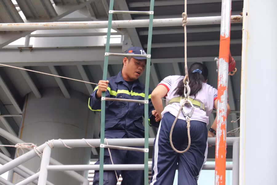 Trải nghiệm thoát nạn bằng đệm hơi, bằng thang dây, di chuyển thoát nạn trong môi trường nhiều khói, thực hành kỹ năng sơ cấp cứu và di chuyển người bị nạn, thực hành các mô hình ứng dụng trí tuệ nhân tạo, công nghệ thực tế ảo…