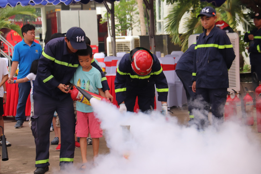 Người tham quan được hướng dẫn trải nghiệm, thực hành các nội dung thực tế ảo như: Hồi sức tim, phổi (CPR), sử dụng bình chữa cháy để dập tắt đám cháy, trải nghiệm an toàn sử dụng điện, sơ cấp cứu người bị nạn, công nghệ thực tế ảo. Người tham quan được hướng dẫn trải nghiệm, thực hành các nội dung thực tế ảo như: Hồi sức tim, phổi (CPR), sử dụng bình chữa cháy để dập tắt đám cháy, trải nghiệm an toàn sử dụng điện, sơ cấp cứu người bị nạn, công nghệ thực tế ảo.