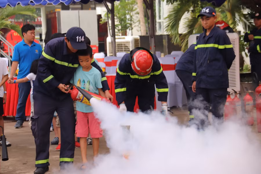 Người tham quan được hướng dẫn trải nghiệm, thực hành các nội dung thực tế ảo như: Hồi sức tim, phổi (CPR), sử dụng bình chữa cháy để dập tắt đám cháy, trải nghiệm an toàn sử dụng điện, sơ cấp cứu người bị nạn, công nghệ thực tế ảo.