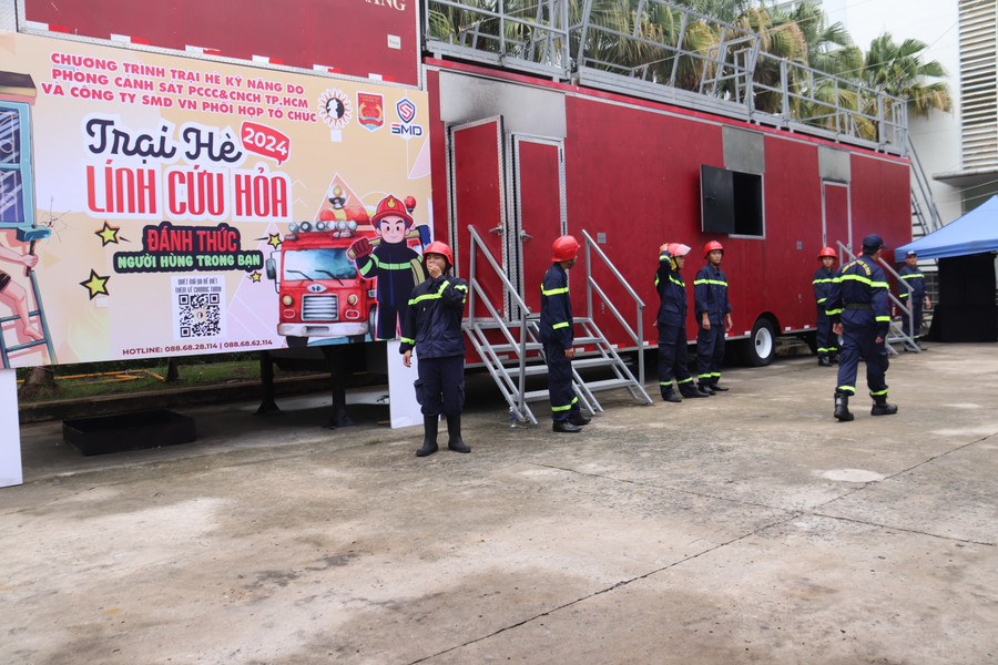 Đối với hoạt động trải nghiệm thực hành ngoài trời, người tham quan sẽ được tham gia huấn luyện thực tế tại mô hình “Fireblast”. Đối với hoạt động trải nghiệm thực hành ngoài trời, người tham quan sẽ được tham gia huấn luyện thực tế tại mô hình “Fireblast”.