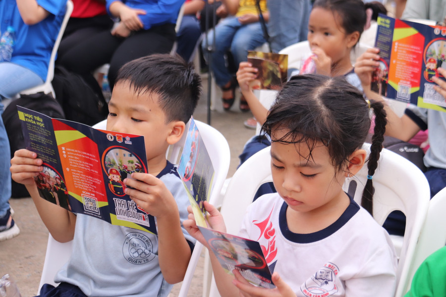 Người tham quan được cán bộ tuyên truyền giới thiệu, phổ biến, giáo dục pháp luật, kiến thức, kỹ năng về PCCC; phòng ngừa sự cố, tai nạn, thương tích, biện pháp thoát nạn, cứu hộ; giới thiệu sơ đồ bố trí các khu vực trải nghiệm, thực hành tại PC07. Người tham quan được cán bộ tuyên truyền giới thiệu, phổ biến, giáo dục pháp luật, kiến thức, kỹ năng về PCCC; phòng ngừa sự cố, tai nạn, thương tích, biện pháp thoát nạn, cứu hộ; giới thiệu sơ đồ bố trí các khu vực trải nghiệm, thực hành tại PC07.