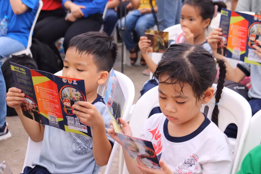 Người tham quan được cán bộ tuyên truyền giới thiệu, phổ biến, giáo dục pháp luật, kiến thức, kỹ năng về PCCC; phòng ngừa sự cố, tai nạn, thương tích, biện pháp thoát nạn, cứu hộ; giới thiệu sơ đồ bố trí các khu vực trải nghiệm, thực hành tại PC07.