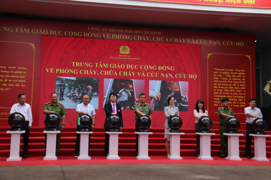 Nhằm đào tạo, trang bị kiến thức, kỹ năng cho cộng đồng về các biện pháp PCCC&CNCH trong các tình huống khẩn cấp, nâng cao nhận thức, khả năng ứng phó của người dân trong tình huống nguy hiểm, Công an TPHCM quyết định thành lập Trung tâm Giáo dục cộng đồng về PCCC&CNCH, đặt tại trụ sở Phòng Cảnh sát PCCC&CNCH Công an TPHCM. Nhằm đào tạo, trang bị kiến thức, kỹ năng cho cộng đồng về các biện pháp PCCC&CNCH trong các tình huống khẩn cấp, nâng cao nhận thức, khả năng ứng phó của người dân trong tình huống nguy hiểm, Công an TPHCM quyết định thành lập Trung tâm Giáo dục cộng đồng về PCCC&CNCH, đặt tại trụ sở Phòng Cảnh sát PCCC&CNCH Công an TPHCM.