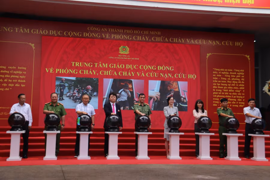 Nhằm đào tạo, trang bị kiến thức, kỹ năng cho cộng đồng về các biện pháp PCCC&amp;CNCH trong các tình huống khẩn cấp, nâng cao nhận thức, khả năng ứng phó của người dân trong tình huống nguy hiểm, Công an TPHCM quyết định thành lập Trung tâm Giáo dục cộng đồng về PCCC&amp;CNCH, đặt tại trụ sở Phòng Cảnh sát PCCC&amp;CNCH Công an TPHCM.