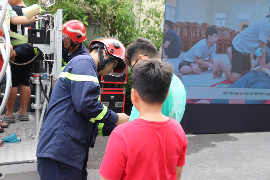 Phân tích nguyên nhân dẫn đến các vụ cháy, ông Nam cho rằng, người dân chưa được trang bị kỹ năng PCCC&CNCH. Phân tích nguyên nhân dẫn đến các vụ cháy, ông Nam cho rằng, người dân chưa được trang bị kỹ năng PCCC&CNCH.