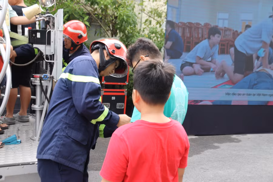 Phân tích nguyên nhân dẫn đến các vụ cháy, ông Nam cho rằng, người dân chưa được trang bị kỹ năng PCCC&amp;CNCH.