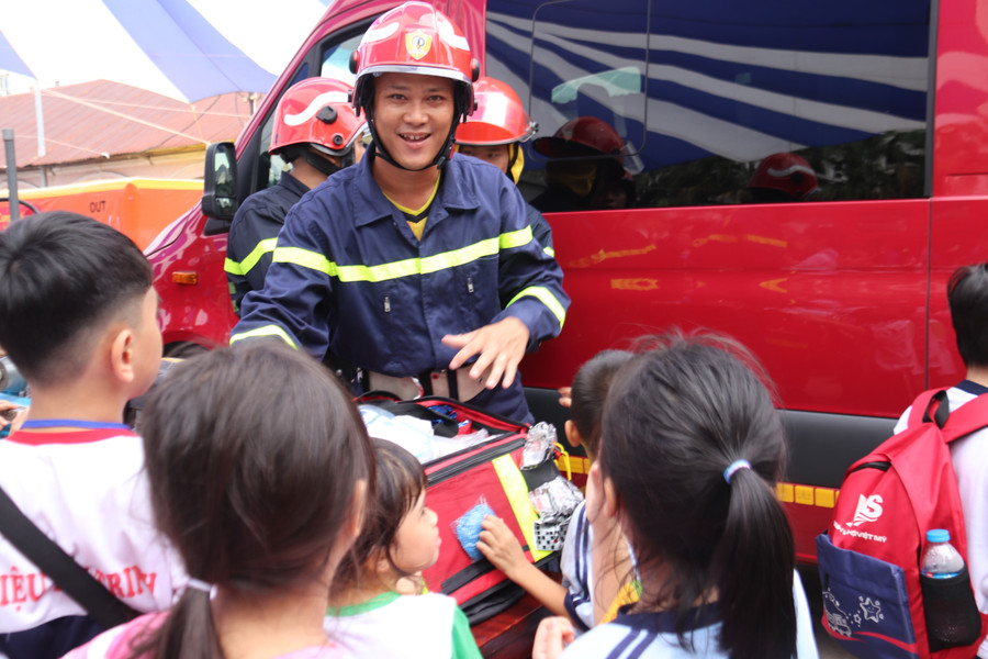 Trung tâm hoạt động thí điểm 6 tháng, ngày thứ Bảy, Chủ nhật hàng tuần. Trung tâm hoạt động thí điểm 6 tháng, ngày thứ Bảy, Chủ nhật hàng tuần.