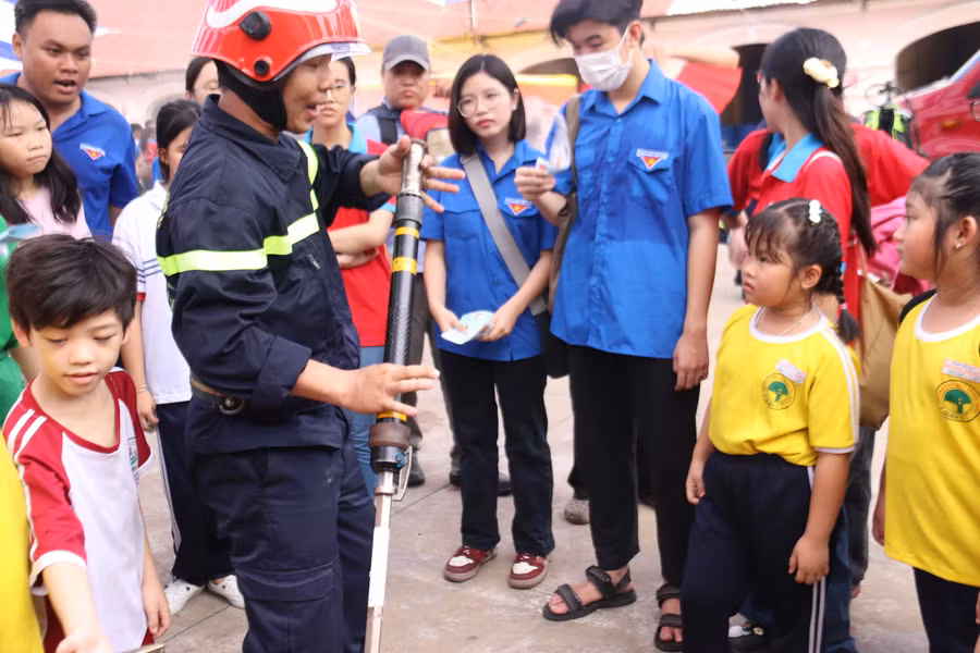 PC07 phối hợp với Hiệp hội giáo dục an toàn Hàn Quốc tại Việt Nam lắp đặt các mô hình trải nghiệm.