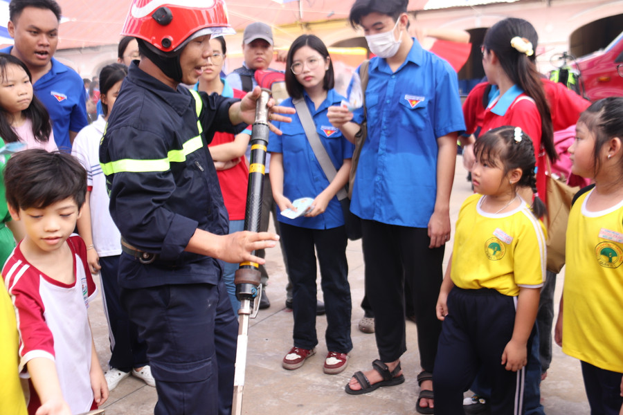 PC07 phối hợp với Hiệp hội giáo dục an toàn Hàn Quốc tại Việt Nam lắp đặt các mô hình trải nghiệm. PC07 phối hợp với Hiệp hội giáo dục an toàn Hàn Quốc tại Việt Nam lắp đặt các mô hình trải nghiệm.