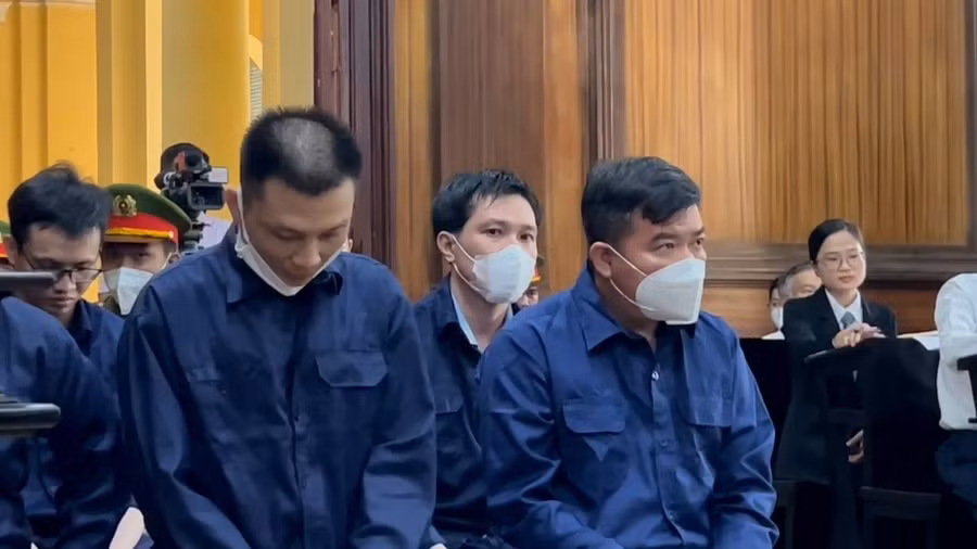 Phạm Thanh Tuấn - cựu trưởng công an phường Phú Thọ Hòa (hàng đầu bên trái) lãnh án 7 năm tù.