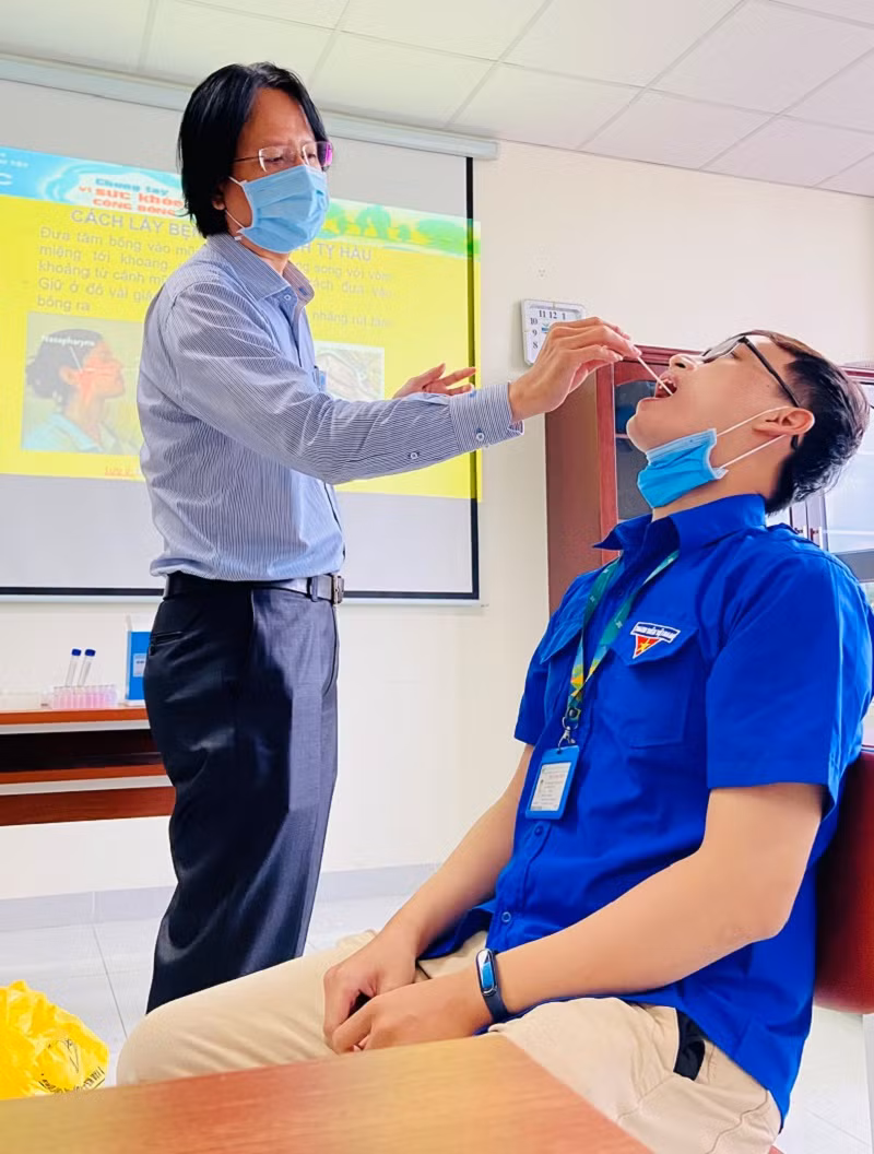 SV Trường ĐH Y khoa Phạm Ngọc Thạch được tập huấn việc lấy mẫu bệnh phẩm để xét nghiệm Covid-19.