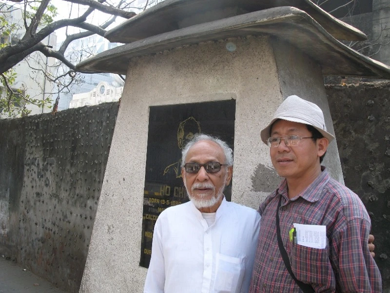 Ông Geetesh Sharma và tác giả trên đại lộ Hồ Chí Minh ở Kolkata (1/2009).