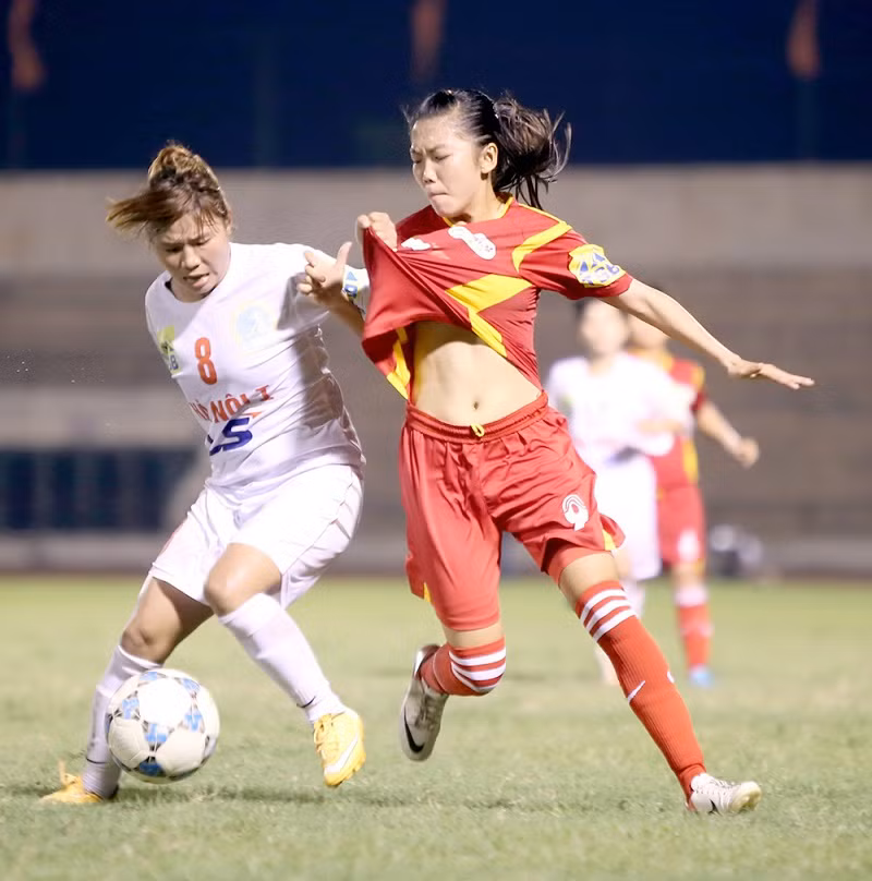 Phong độ ấn tượng của tiền đạo sinh năm 1991 (áo đỏ) giúp đội nữ TPHCM giành cú đúp giải quốc nội năm 2020.