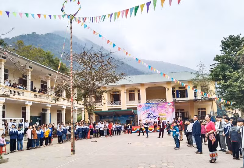 Học sinh chơi ném còn – trò chơi truyền thống của dân tộc Thái.