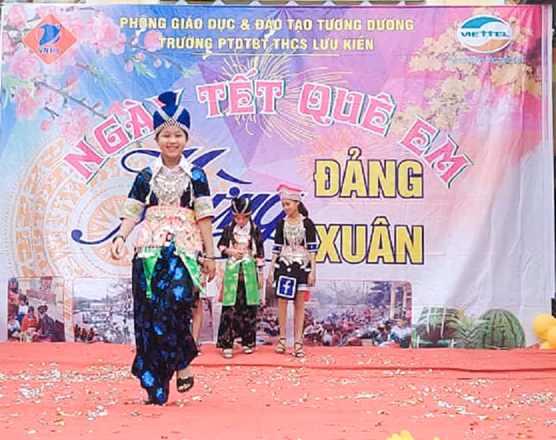 Biểu diễn trang phục dân tộc Mông tại chương trình “Ngày Tết quê em” Trường PT DTBT THCS Lưu Kiền.