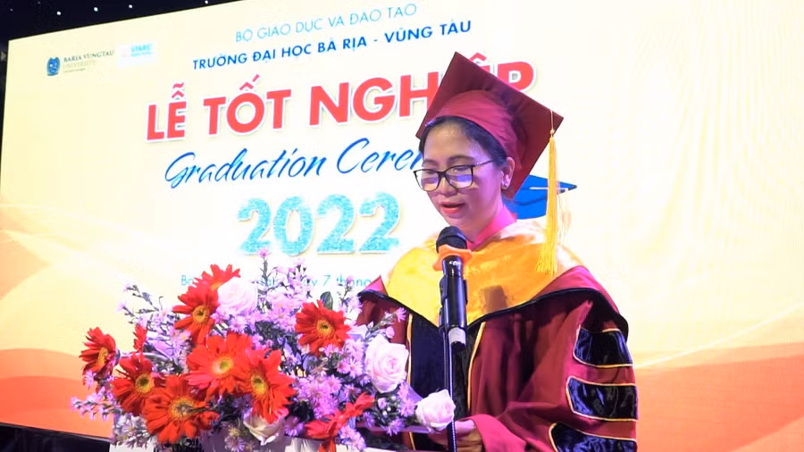 PGS.TS.LS Nguyễn Thị Hoài Phương, quyền Hiệu trưởng BVU phát biểu tại lễ tốt nghiệp.