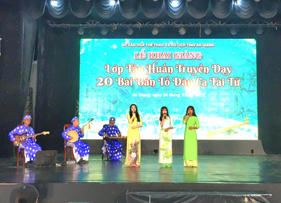 Các "nghệ nhân ca nhí" tham gia các tiết mục minh họa 20 bài bản tổ. Các "nghệ nhân ca nhí" tham gia các tiết mục minh họa 20 bài bản tổ.