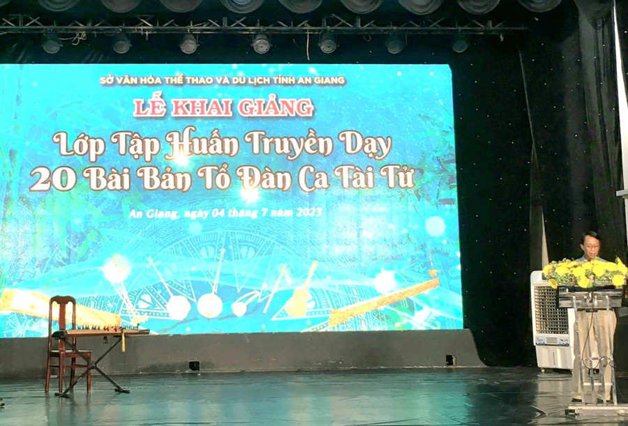 Ông Đào Sĩ Tuấn - Phó GĐ Sở VH,TT&DL tỉnh An Giang phát biểu khai giảng lớp tập huấn. Ông Đào Sĩ Tuấn - Phó GĐ Sở VH,TT&DL tỉnh An Giang phát biểu khai giảng lớp tập huấn.