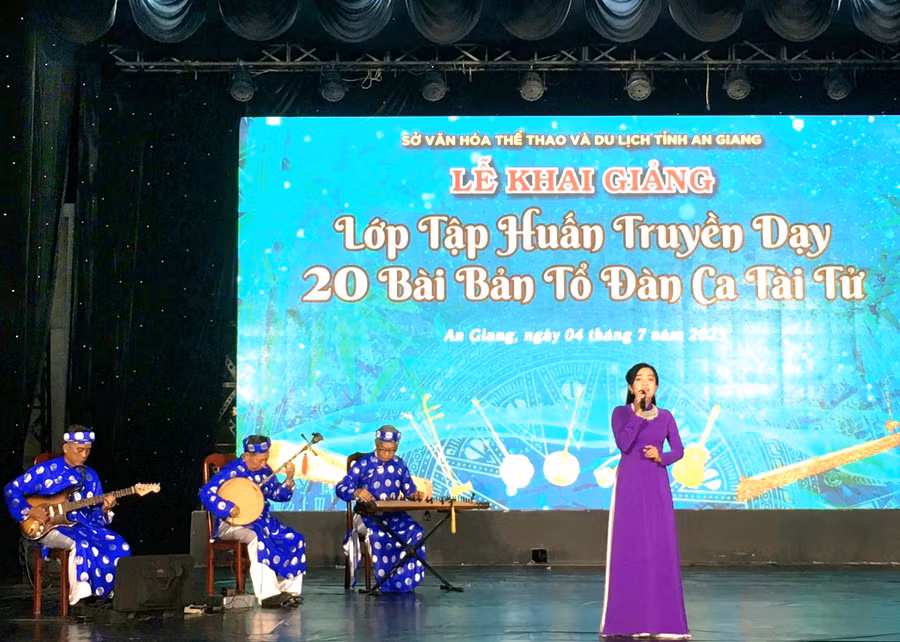 An Giang khai giảng lớp tập huấn truyền dạy 20 bài bản tổ Đàn ca tài tử năm 2023.