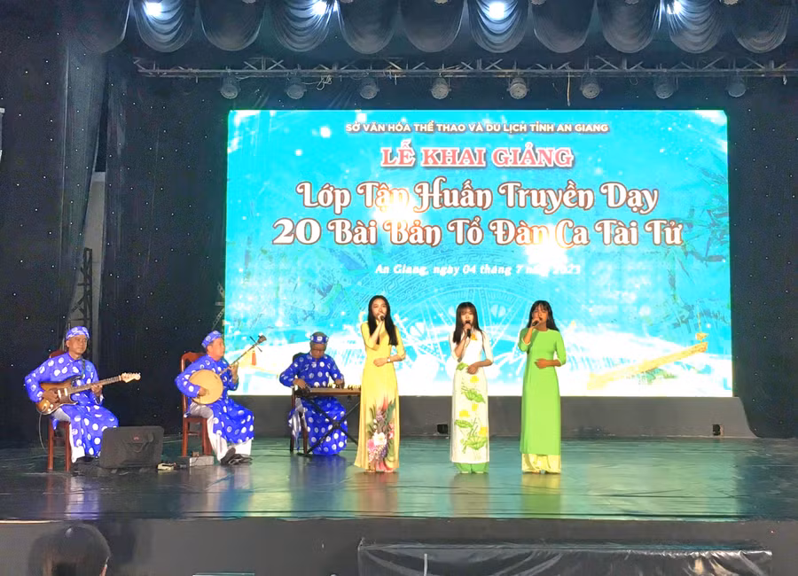 Các "nghệ nhân ca nhí" tham gia các tiết mục minh họa 20 bài bản tổ.