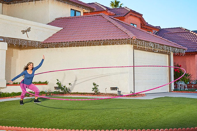 Getti Kehayoa, một người phụ nữ Mỹ đã lập kỷ lục Guiness cho việc lắc chiếc vòng hula hoop rộng 5,2 mét.