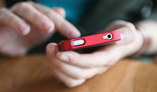 Xót xa những vụ trẻ chết thảm vì cha mẹ mải chơi điện thoại - 3