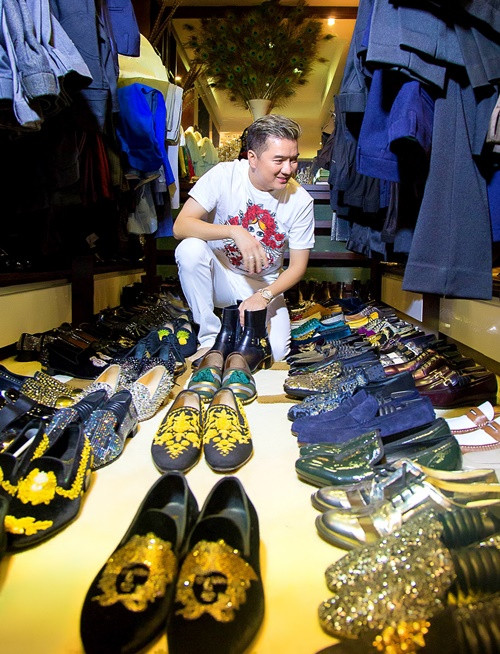 Choáng với loạt trang phục, phụ kiện bằng vàng ròng của Mr Đàm - Ảnh 4 Choáng với loạt trang phục, phụ kiện bằng vàng ròng của Mr Đàm - Ảnh 4