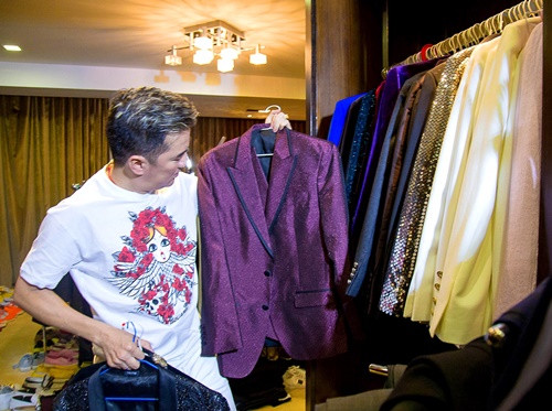 Choáng với loạt trang phục, phụ kiện bằng vàng ròng của Mr Đàm - Ảnh 7 Choáng với loạt trang phục, phụ kiện bằng vàng ròng của Mr Đàm - Ảnh 7