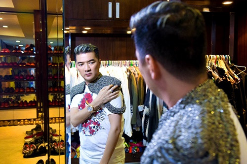 Choáng với loạt trang phục, phụ kiện bằng vàng ròng của Mr Đàm - Ảnh 3 Choáng với loạt trang phục, phụ kiện bằng vàng ròng của Mr Đàm - Ảnh 3