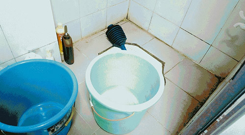 Xót xa những vụ trẻ chết thảm vì cha mẹ mải chơi điện thoại - 6