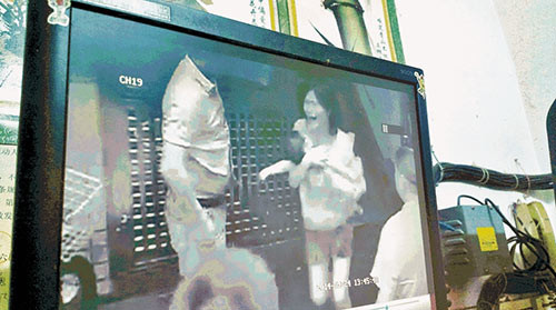 Xót xa những vụ trẻ chết thảm vì cha mẹ mải chơi điện thoại - 4