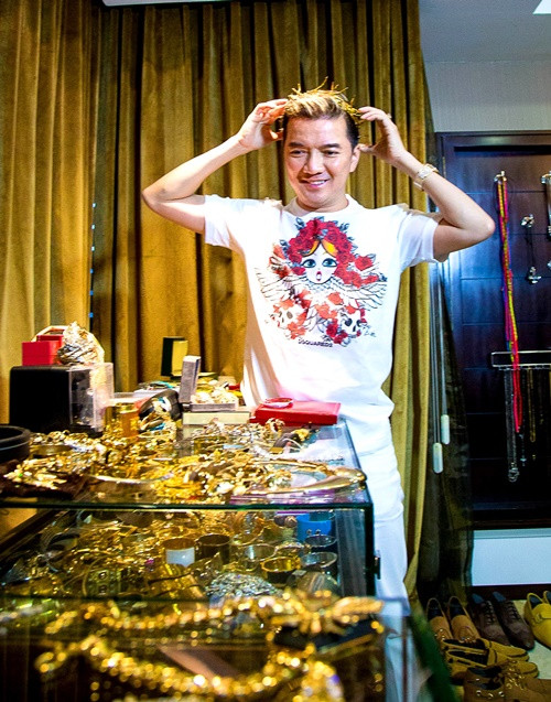 Choáng với loạt trang phục, phụ kiện bằng vàng ròng của Mr Đàm - Ảnh 8 Choáng với loạt trang phục, phụ kiện bằng vàng ròng của Mr Đàm - Ảnh 8