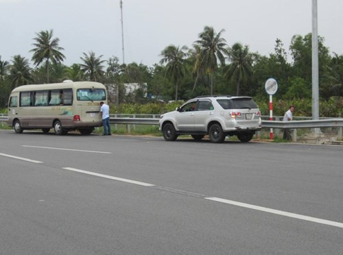 Cảnh nhom nhem trên cao tốc hiện đại nhất Việt Nam - ảnh 2