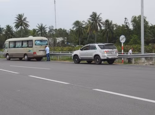 Cảnh nhom nhem trên cao tốc hiện đại nhất Việt Nam - ảnh 2