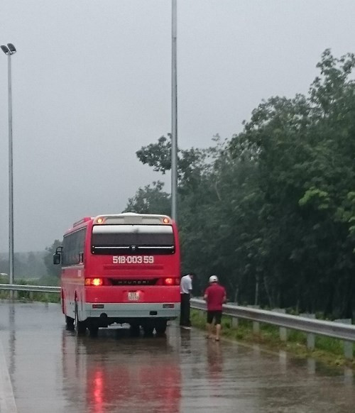 Cảnh nhom nhem trên cao tốc hiện đại nhất Việt Nam - ảnh 3