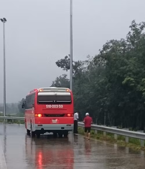 Cảnh nhom nhem trên cao tốc hiện đại nhất Việt Nam - ảnh 3