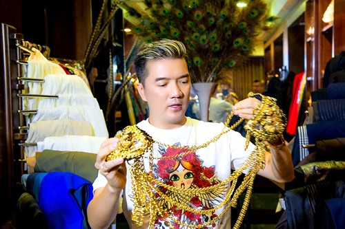 Choáng với loạt trang phục, phụ kiện bằng vàng ròng của Mr Đàm - Ảnh 1