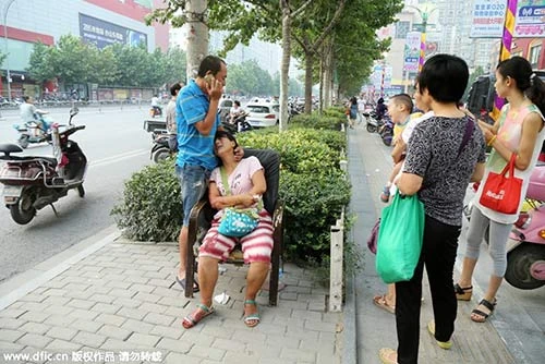 Xót xa những vụ trẻ chết thảm vì cha mẹ mải chơi điện thoại