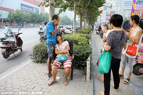 Xót xa những vụ trẻ chết thảm vì cha mẹ mải chơi điện thoại