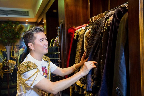 Choáng với loạt trang phục, phụ kiện bằng vàng ròng của Mr Đàm - Ảnh 2 Choáng với loạt trang phục, phụ kiện bằng vàng ròng của Mr Đàm - Ảnh 2