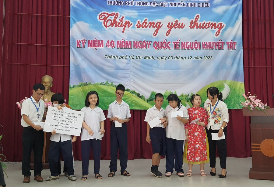 Lãnh đạo Trường Phổ thông Đặc biệt Nguyễn Đình Chiểu luôn kêu gọi các mạnh thường quân chăm lo cho học sinh trong trường. Lãnh đạo Trường Phổ thông Đặc biệt Nguyễn Đình Chiểu luôn kêu gọi các mạnh thường quân chăm lo cho học sinh trong trường.