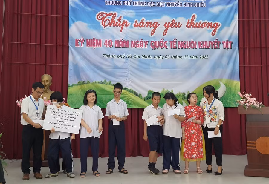 Lãnh đạo Trường Phổ thông Đặc biệt Nguyễn Đình Chiểu luôn kêu gọi các mạnh thường quân chăm lo cho học sinh trong trường.