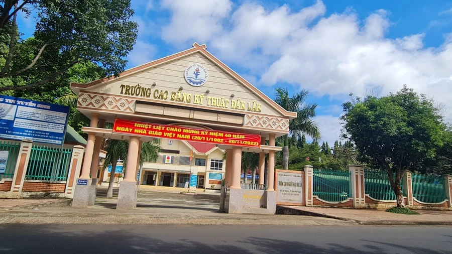 Cổng Trường Cao đẳng Kỹ thuật Đắk Lắk.