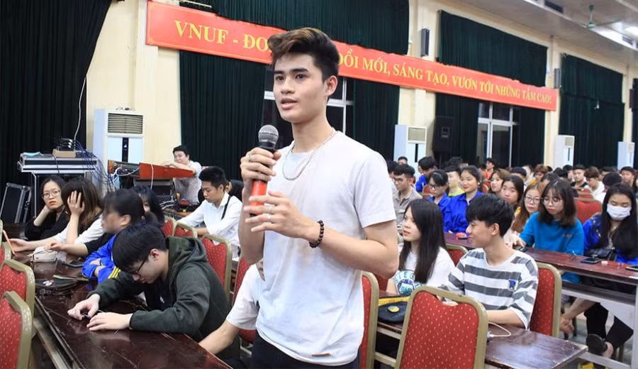 Sinh viên Trường ĐH Lâm nghiệp đặt câu hỏi với lãnh đạo nhà trường. Ảnh: Website của trường