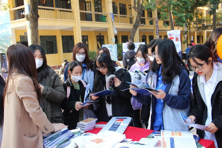 Học sinh quan tâm tới thông tin tuyển sinh của Trường ĐH Phenikaa trong chương trình tư vấn tuyển sinh và hướng nghiệp dịp cuối năm 2022. Ảnh: Website của trường Học sinh quan tâm tới thông tin tuyển sinh của Trường ĐH Phenikaa trong chương trình tư vấn tuyển sinh và hướng nghiệp dịp cuối năm 2022. Ảnh: Website của trường