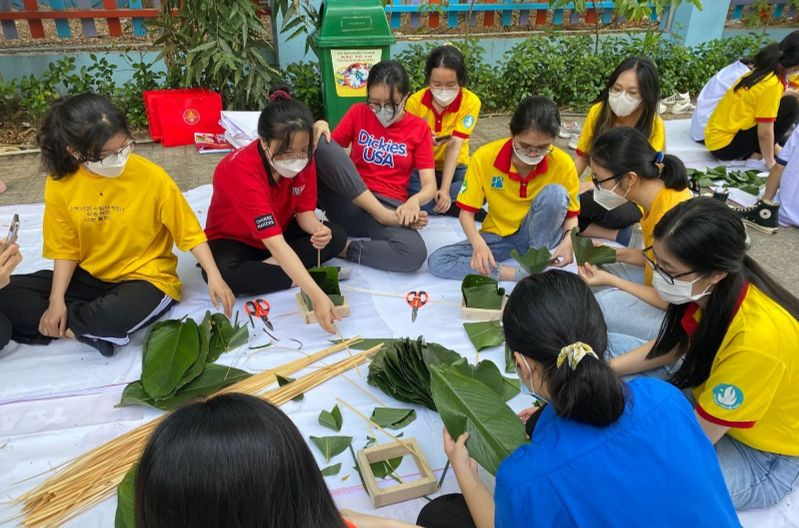 Sinh viên UEH gói bánh cho các chiến sĩ bộ đội biên phòng trong chiến dịch Xuân tình nguyện 2022. Sinh viên UEH gói bánh cho các chiến sĩ bộ đội biên phòng trong chiến dịch Xuân tình nguyện 2022.